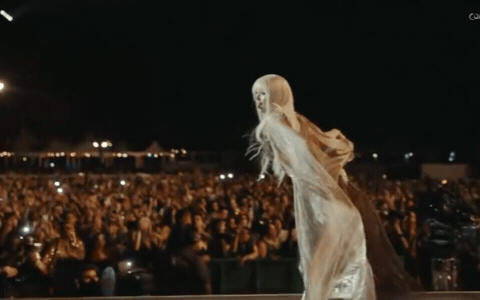 Lisa ở Coachella quá đẹp, nhưng giọng hát thì dở