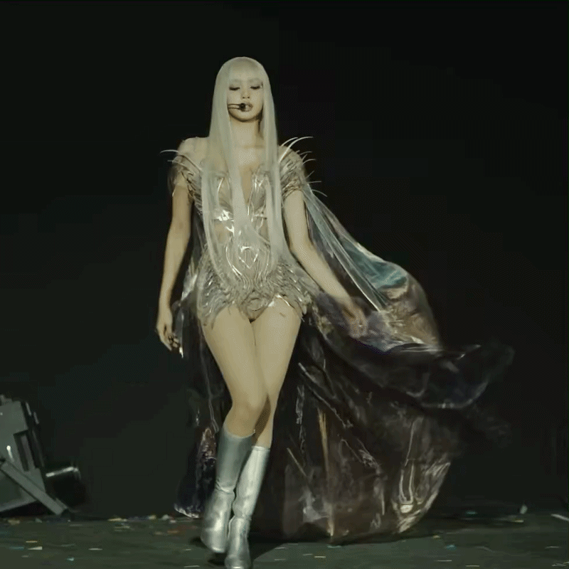 Lisa ở Coachella quá đẹp, nhưng giọng hát thì dở