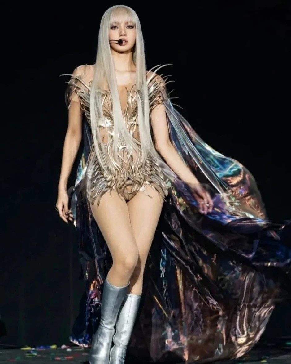 Lisa ở Coachella quá đẹp, nhưng giọng hát thì dở