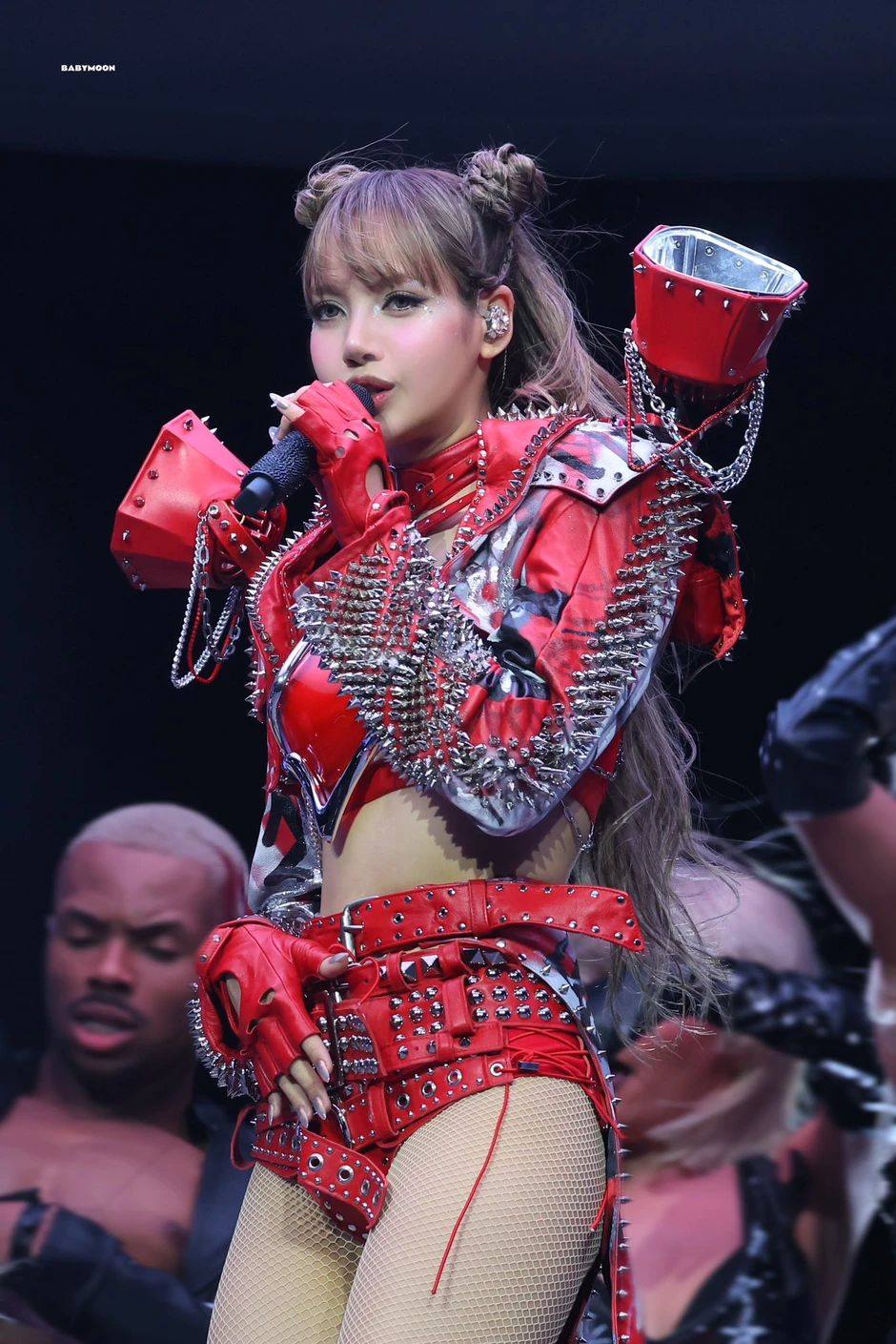 Lisa ở Coachella quá đẹp, nhưng giọng hát thì dở