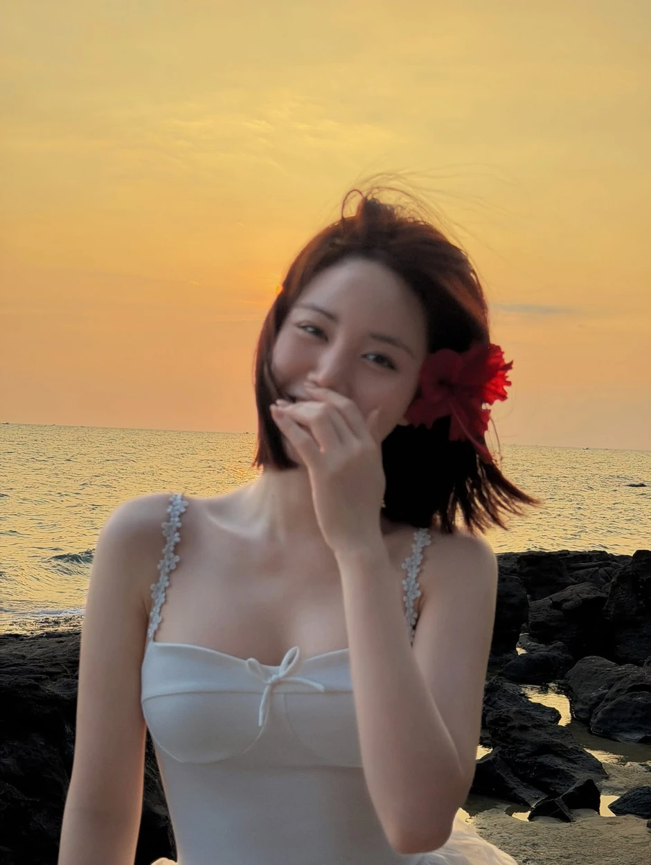 Lisa "bản Việt" tung ảnh đi biển: Từ ngọt ngào đến quyến rũ đều cân đẹp!