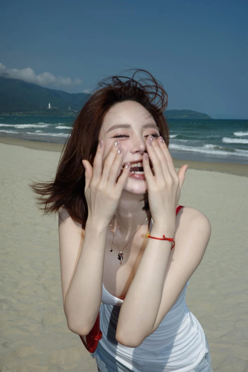 Lisa "bản Việt" tung ảnh đi biển: Từ ngọt ngào đến quyến rũ đều cân đẹp!