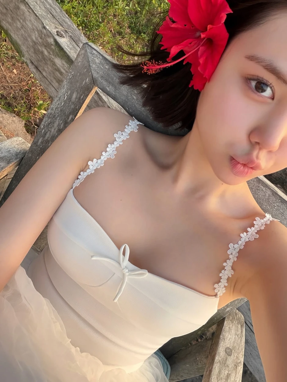 Lisa "bản Việt" tung ảnh đi biển: Từ ngọt ngào đến quyến rũ đều cân đẹp!