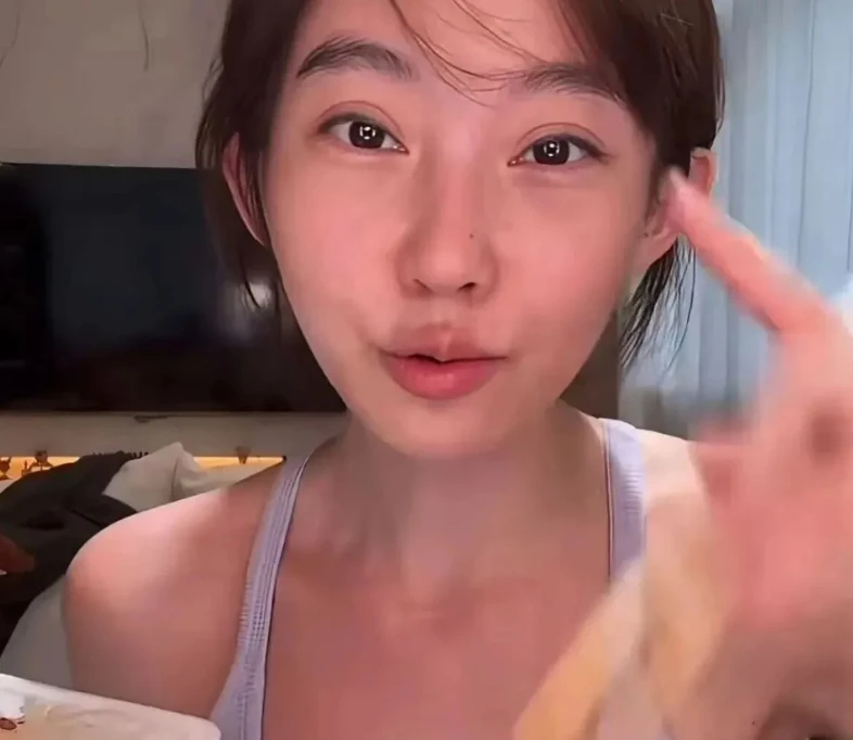 Livestream với mặt mộc, nữ streamer bị "tổng tấn công" và màn đáp trả gay gắt