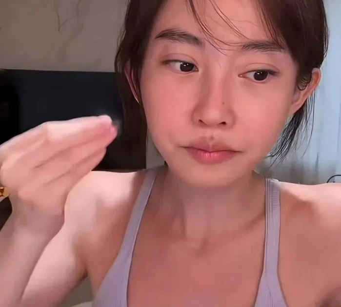 Livestream với mặt mộc, nữ streamer bị "tổng tấn công" và màn đáp trả gay gắt