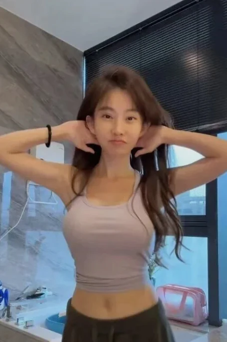 Livestream với mặt mộc, nữ streamer bị "tổng tấn công" và màn đáp trả gay gắt