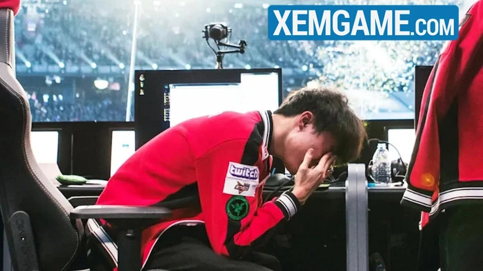 LMHT: Faker giải thích bức ảnh "gục đầu" huyền thoại