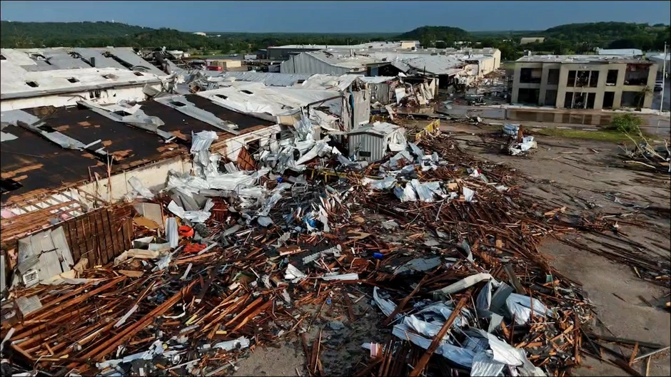 Lốc xoáy với sức gió 233 km/h "cuốn phăng" một thị trấn, nhiều người mất hết nhà cửa trong chớp mắt