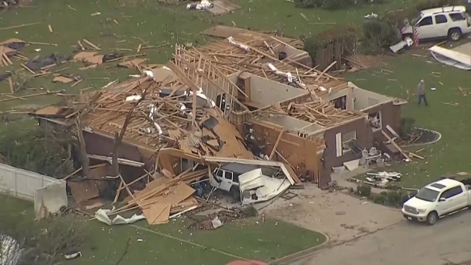 Lốc xoáy với sức gió 233 km/h "cuốn phăng" một thị trấn, nhiều người mất hết nhà cửa trong chớp mắt