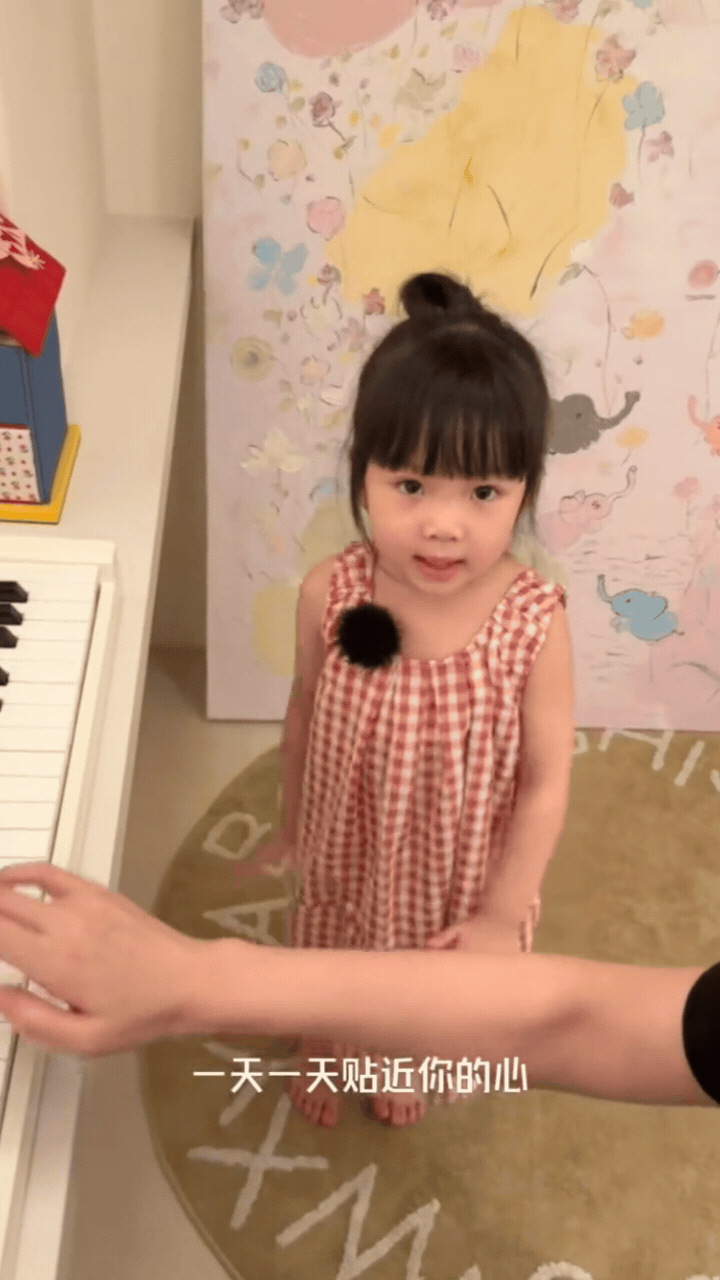 Lý Tiểu Nhiễm hát dở đến mức nổi tiếng cả Việt Nam, khóc 2 đêm vì lệch tông trở thành trò cười cõi mạng