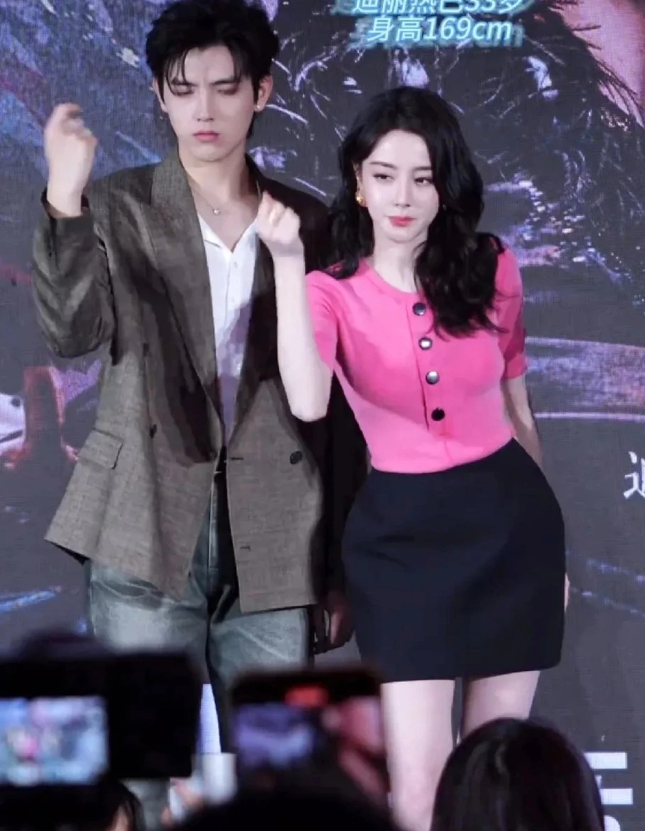 Mỹ nam bị coi là kẹo cao su dính dưới giày của Địch Lệ Nhiệt Ba