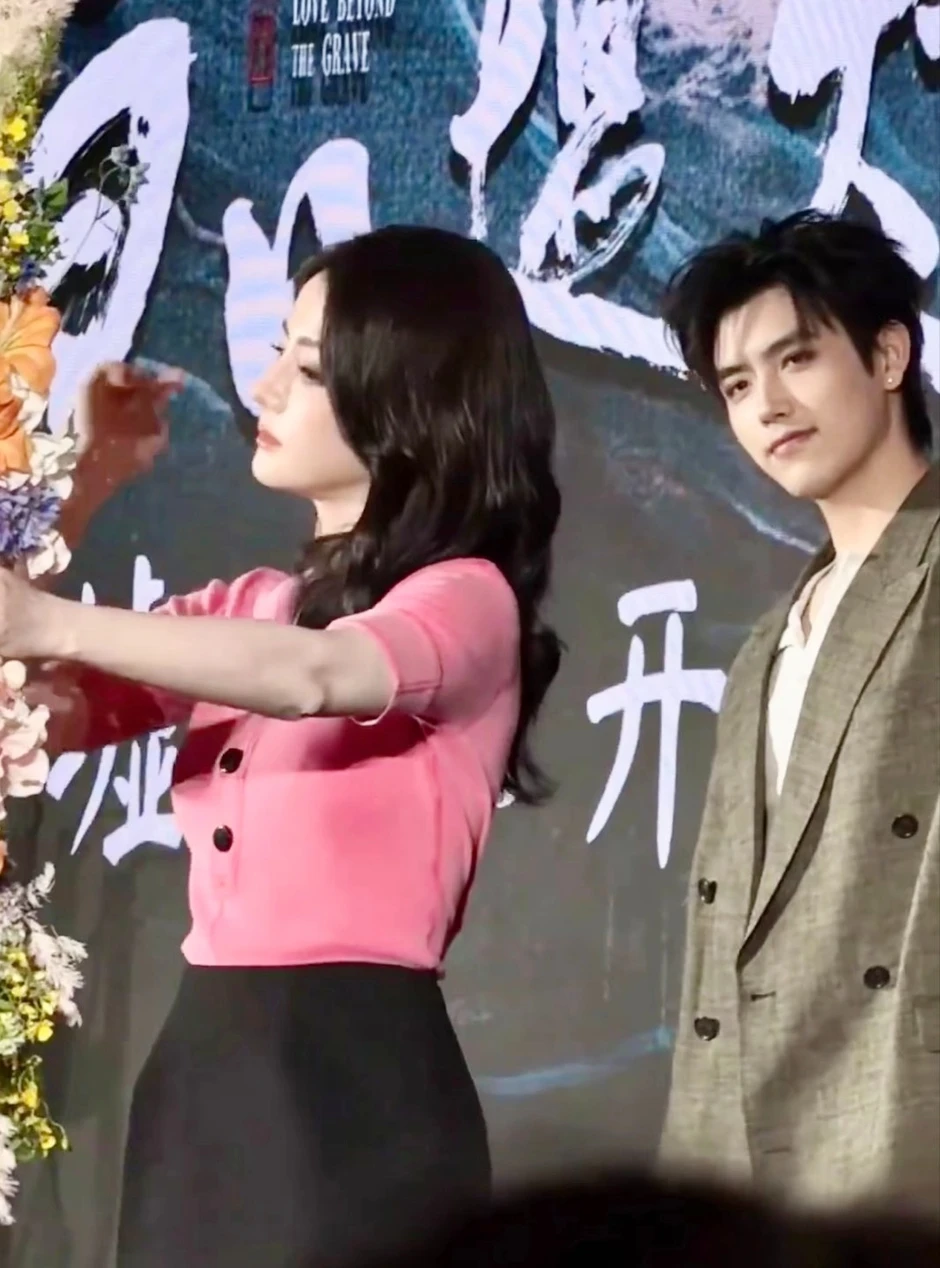 Mỹ nam bị coi là kẹo cao su dính dưới giày của Địch Lệ Nhiệt Ba