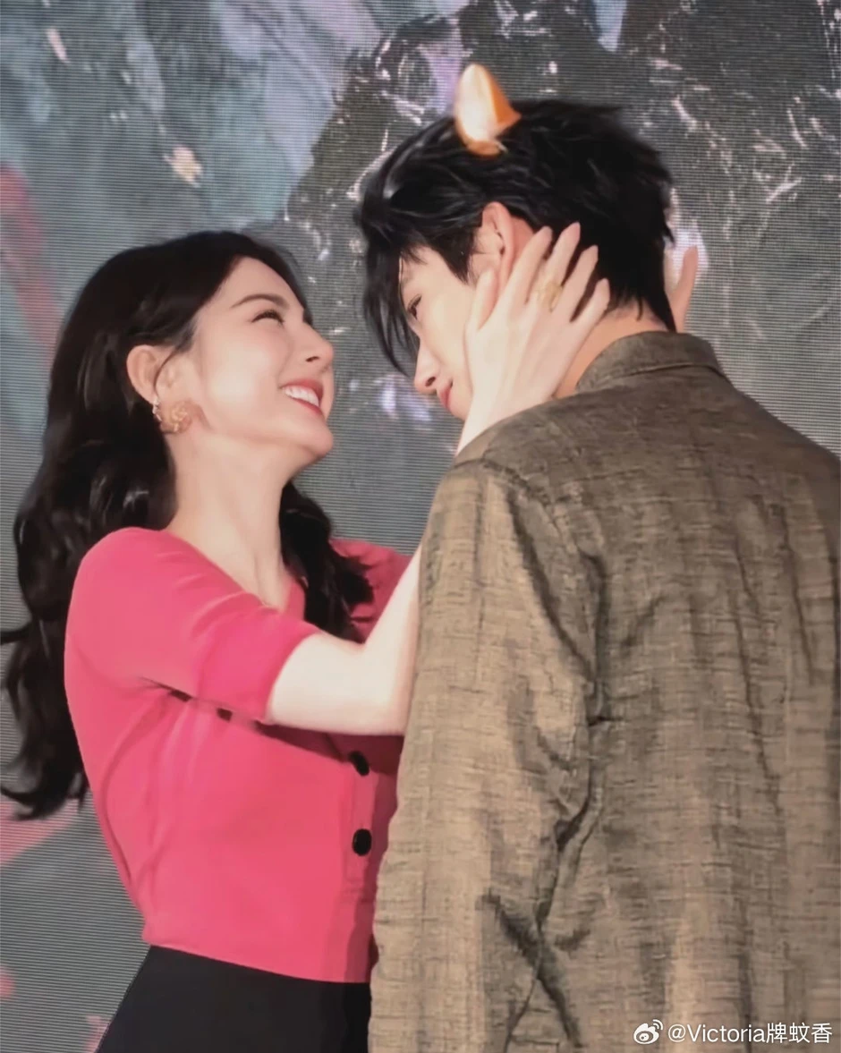 Mỹ nam bị coi là kẹo cao su dính dưới giày của Địch Lệ Nhiệt Ba