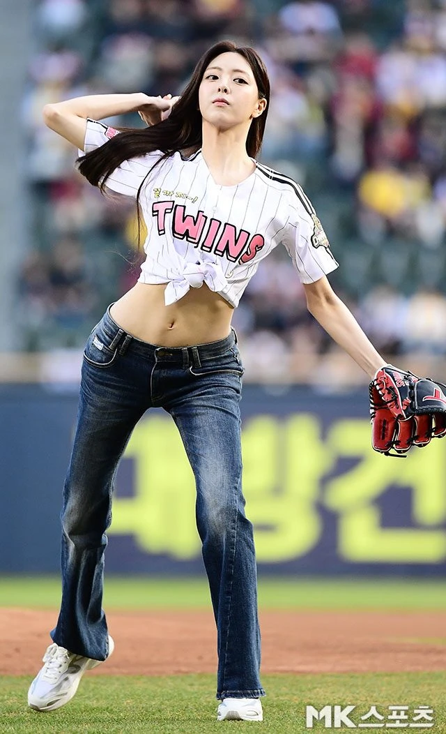 Mỹ nhân 2003 gây bão tại sân bóng chày, nhan sắc "nữ thần" chấp cả cam thường