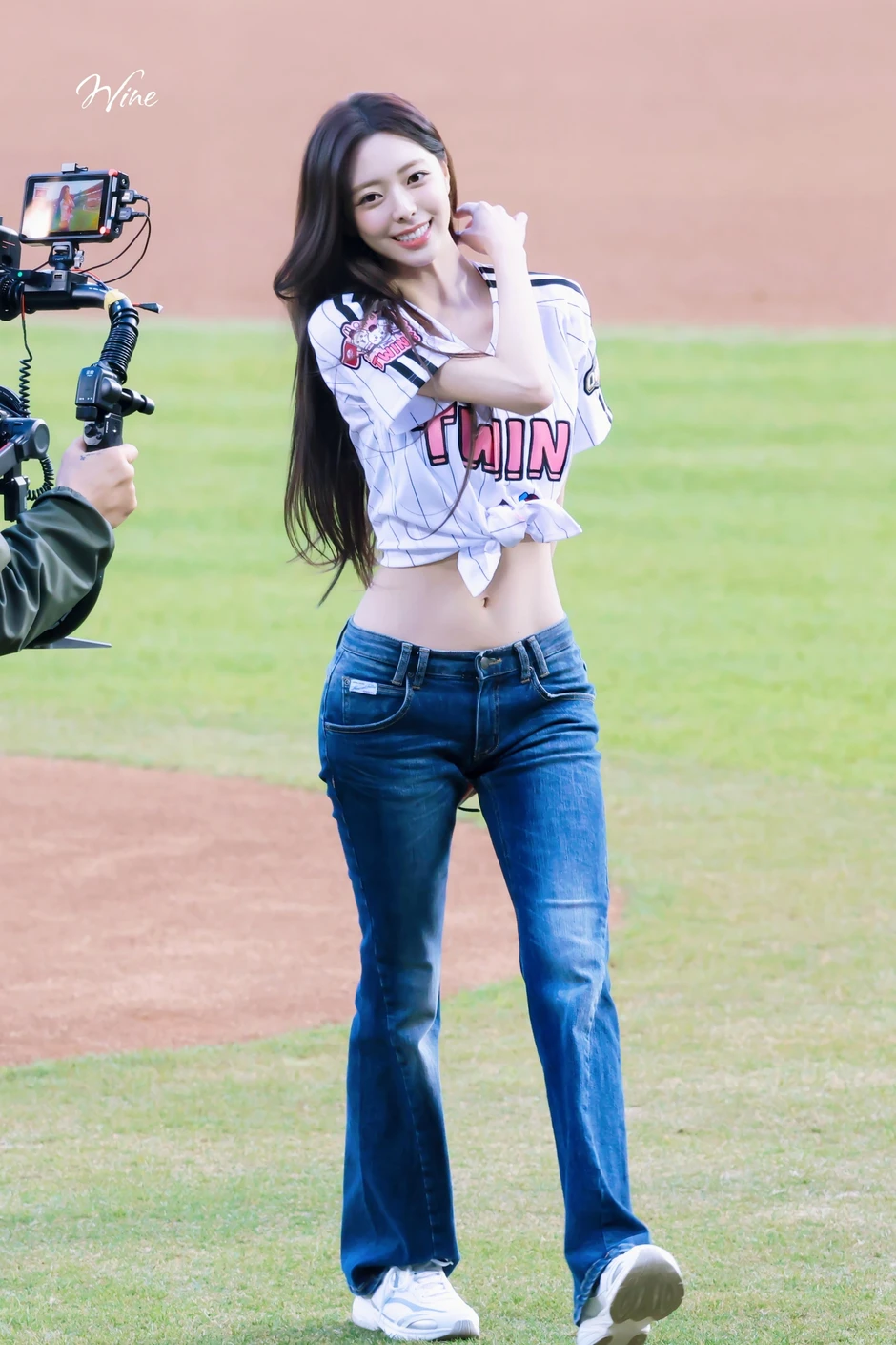 Mỹ nhân 2003 gây bão tại sân bóng chày, nhan sắc "nữ thần" chấp cả cam thường