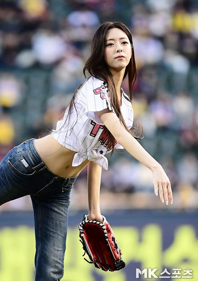 Mỹ nhân 2003 gây bão tại sân bóng chày, nhan sắc "nữ thần" chấp cả cam thường