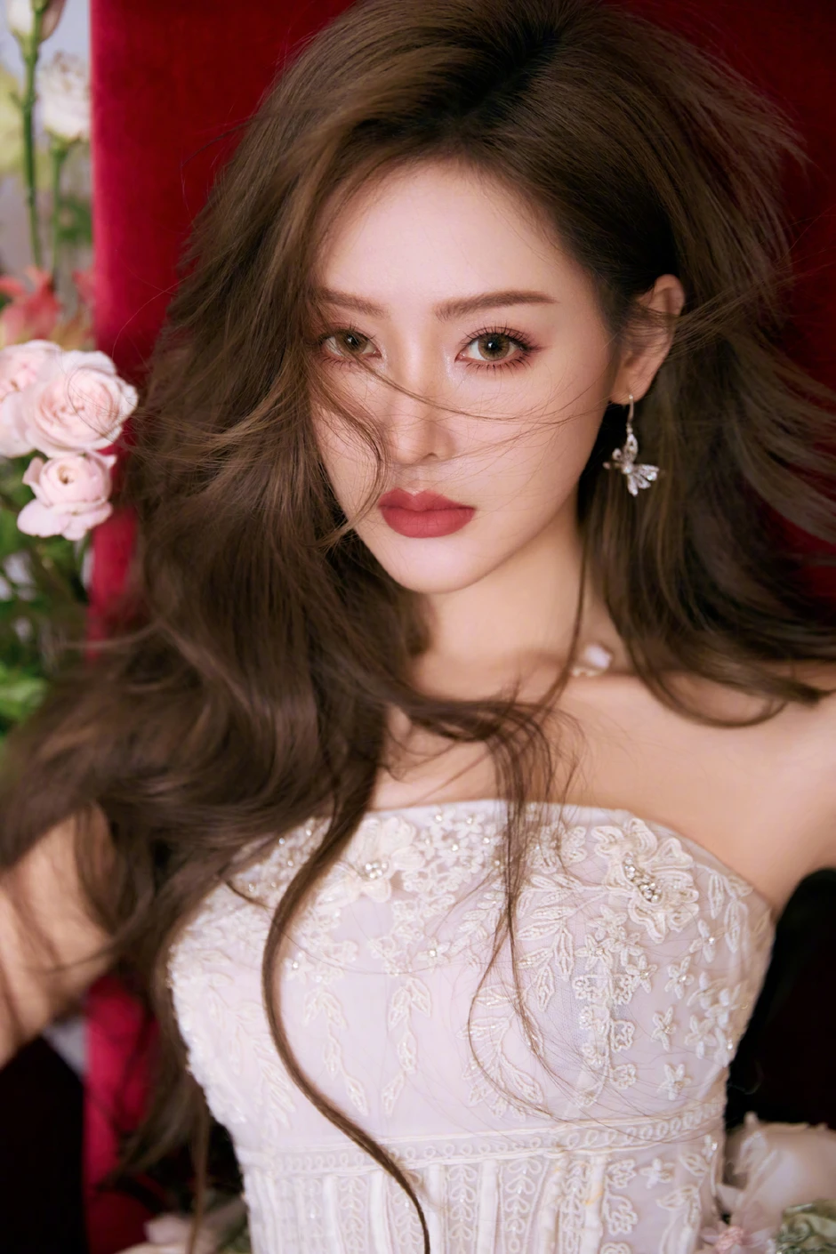 Mỹ nhân đẹp nhất showbiz nghi cặp kè đại gia ngành dược đã có vợ con, bí mật bại lộ vì bị hot girl nhái phong cách