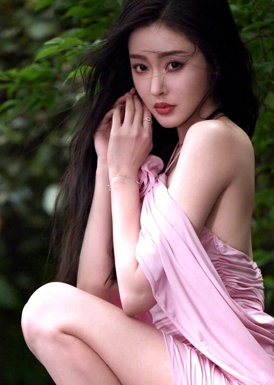 Mỹ nhân đẹp nhất showbiz nghi cặp kè đại gia ngành dược đã có vợ con, bí mật bại lộ vì bị hot girl nhái phong cách