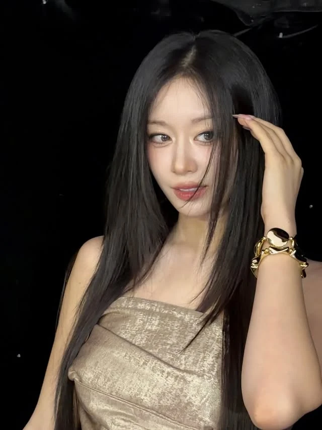 Mỹ nhân đình đám showbiz lộ diện với visual không tin nổi hậu drama chồng cầu thủ đi bar với gái lạ