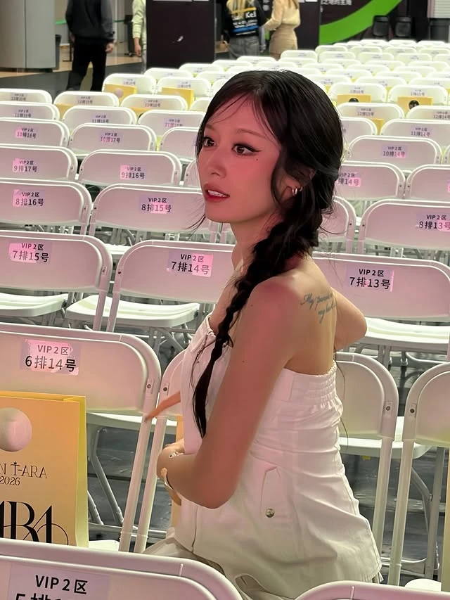 Mỹ nhân đình đám showbiz lộ diện với visual không tin nổi hậu drama chồng cầu thủ đi bar với gái lạ