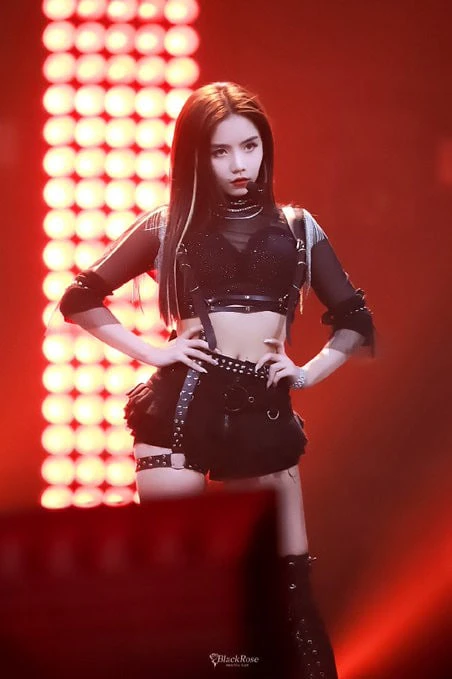 Mỹ nhân tài năng ngang ngửa Trang Pháp, cứ kết hợp với sao Việt là gây sốt