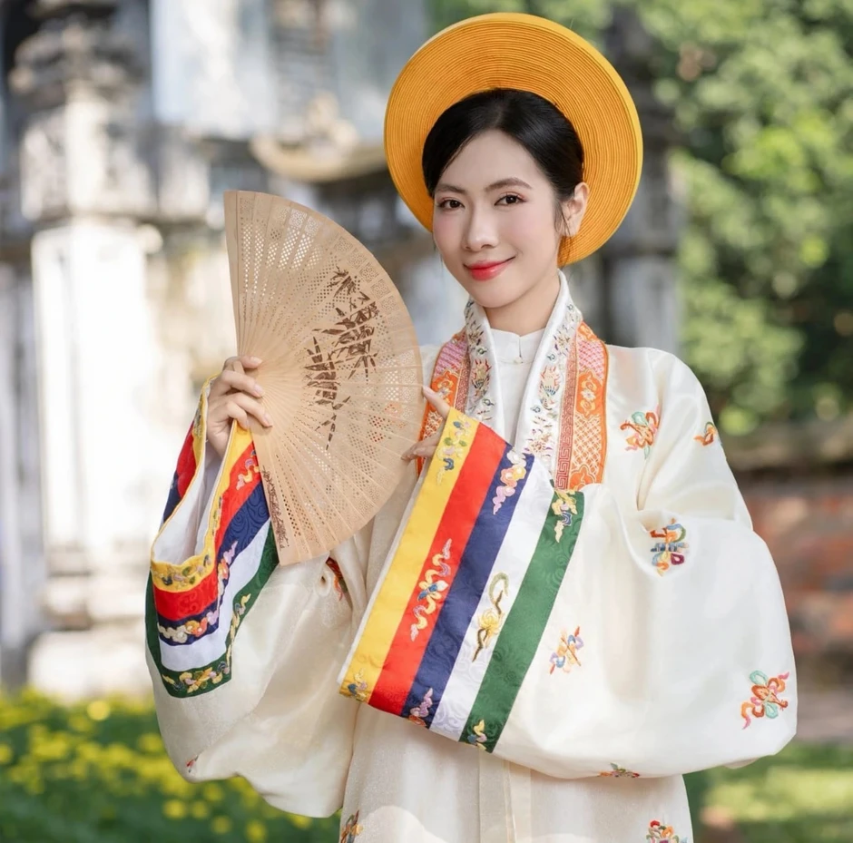 Mỹ nhân Việt cất giọng chấn động lễ tốt nghiệp thì ra có quan hệ với Dược sĩ Tiến