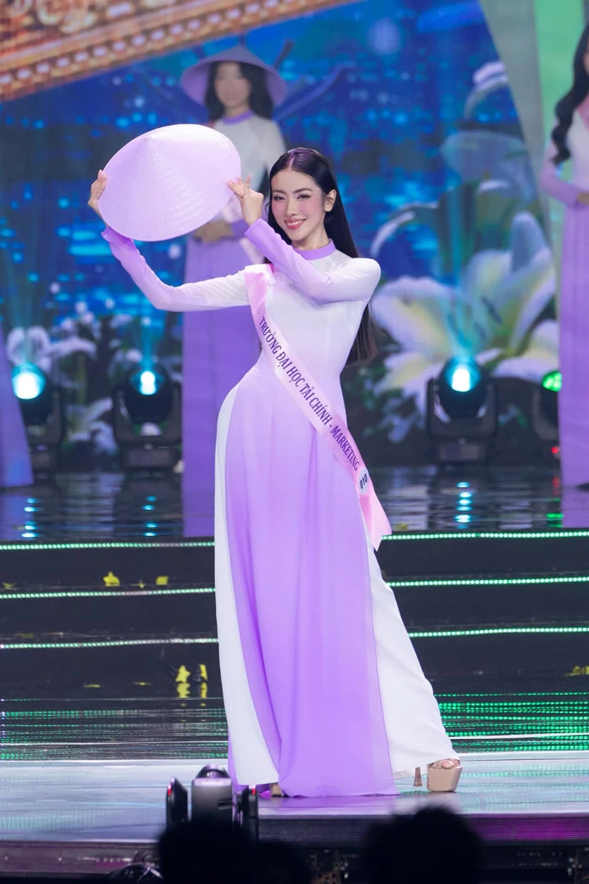 Mỹ nhân Việt cất giọng chấn động lễ tốt nghiệp thì ra có quan hệ với Dược sĩ Tiến