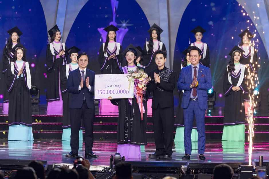 Mỹ nhân Việt cất giọng chấn động lễ tốt nghiệp thì ra có quan hệ với Dược sĩ Tiến