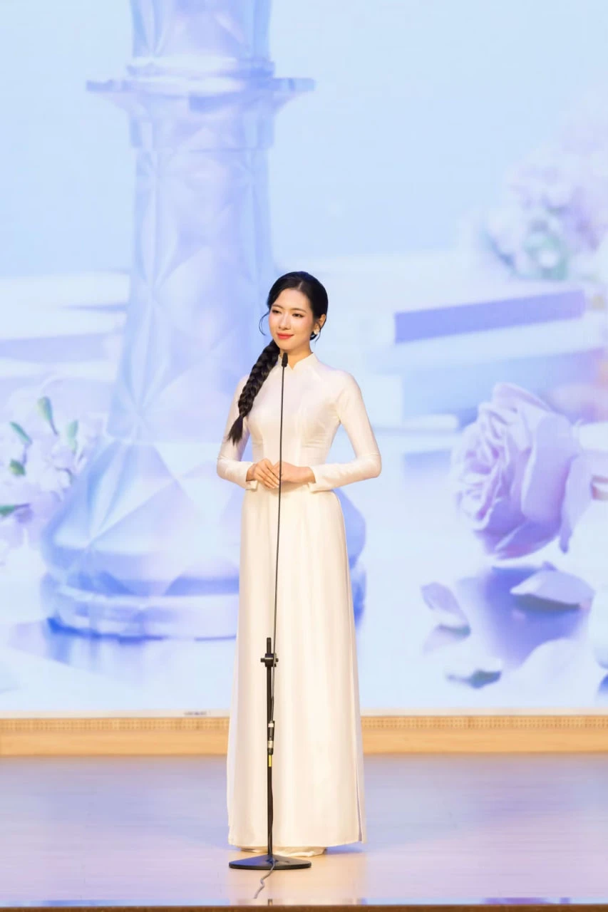 Mỹ nhân Việt cất giọng chấn động lễ tốt nghiệp thì ra có quan hệ với Dược sĩ Tiến