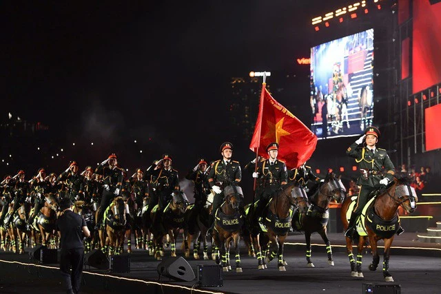 Mãn nhãn màn diễu binh của các lực lượng Công an, Quân đội tại concert Âm vang Tổ quốc