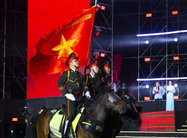Mãn nhãn màn diễu binh của các lực lượng Công an, Quân đội tại concert Âm vang Tổ quốc