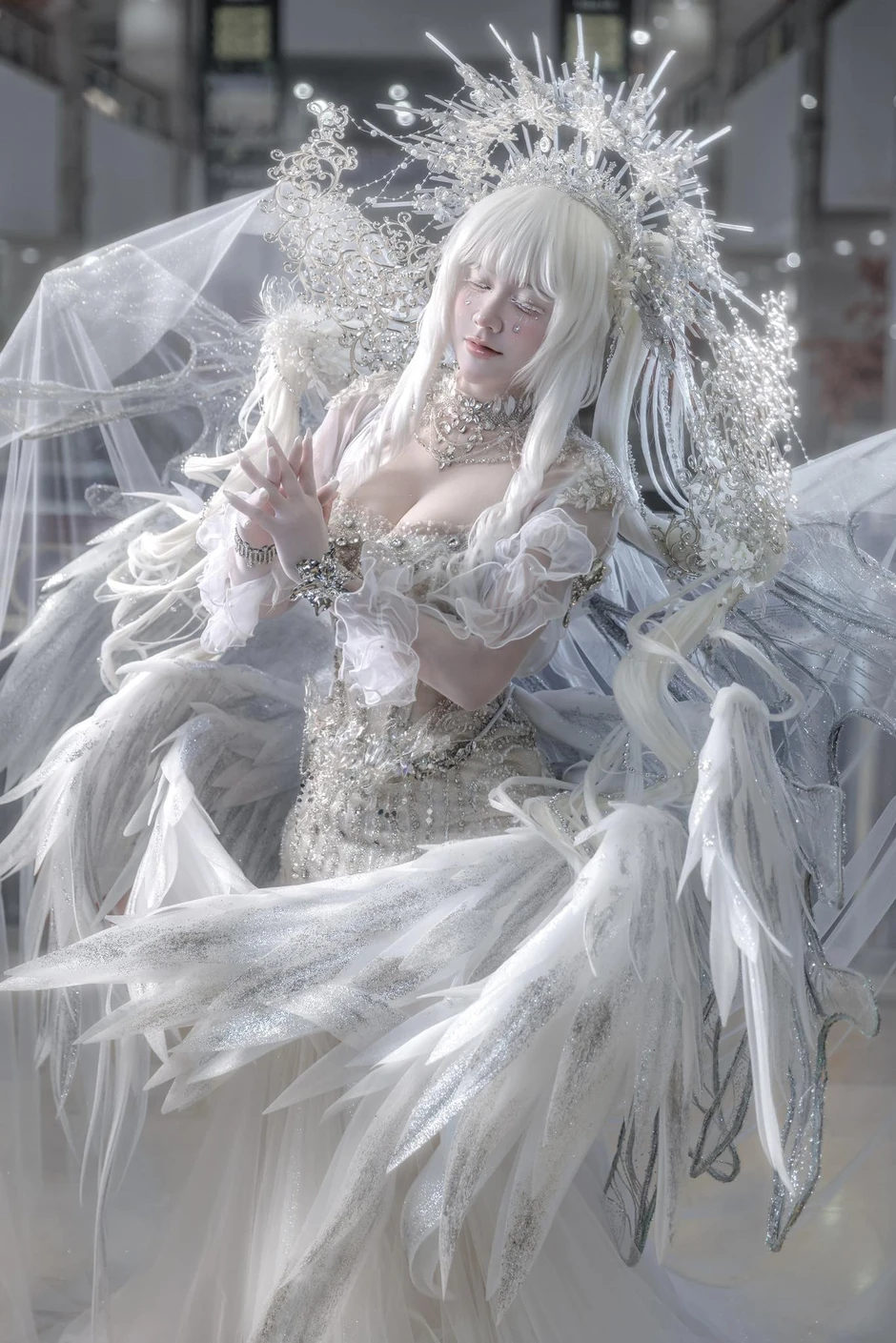 Mang gần 15kg đạo cụ trên người, nữ coser khiến tất cả thán phục với công sức "biến hình" đầy ấn tượng Mang gần 15kg đạo cụ trên người, nữ coser khiến tất cả thán phục với công sức "biến hình" đầy ấn tượng