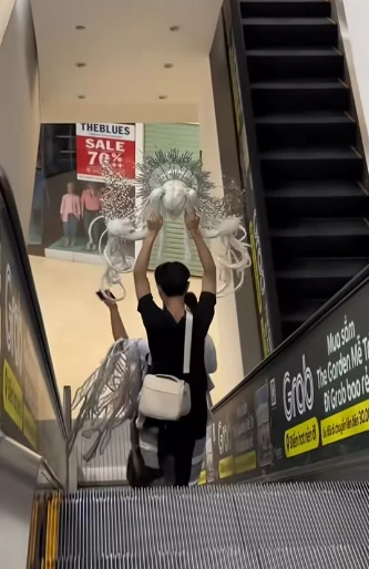 Mang gần 15kg đạo cụ trên người, nữ coser khiến tất cả thán phục với công sức "biến hình" đầy ấn tượng Mang gần 15kg đạo cụ trên người, nữ coser khiến tất cả thán phục với công sức "biến hình" đầy ấn tượng