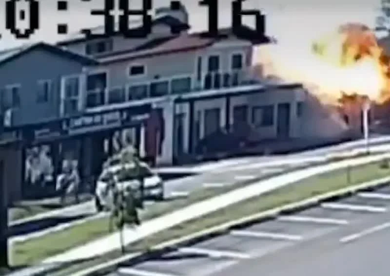 Máy bay đâm vào nhà hàng bốc cháy dữ dội như quả cầu lửa, người trên đường tháo chạy