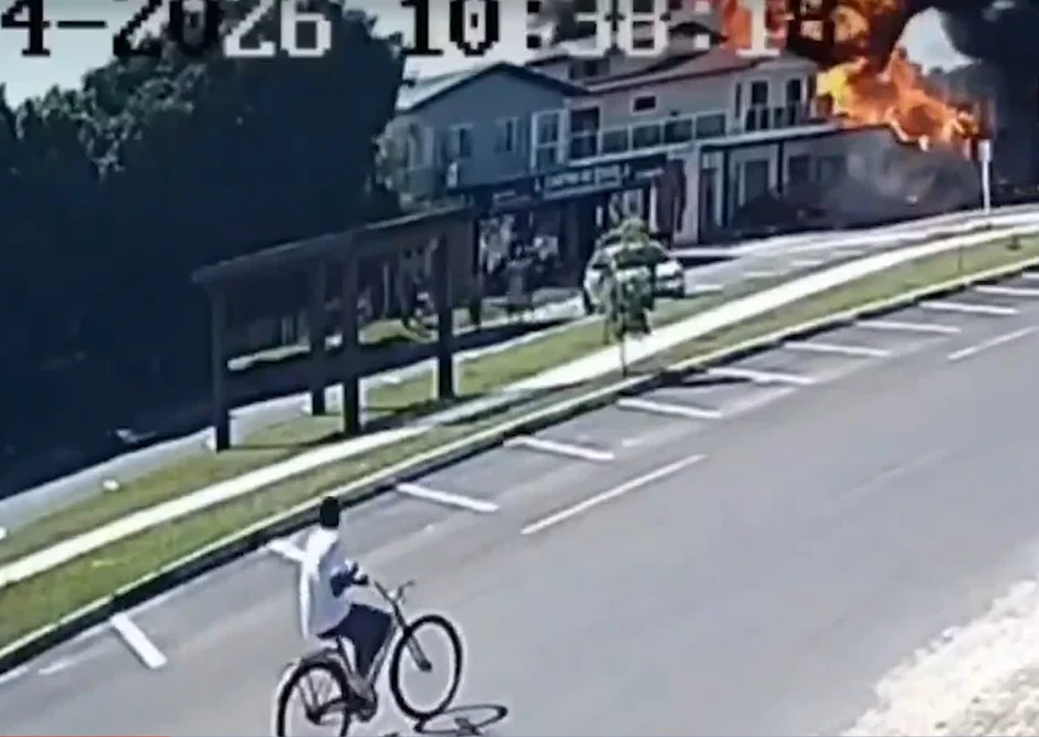 Máy bay đâm vào nhà hàng bốc cháy dữ dội như quả cầu lửa, người trên đường tháo chạy