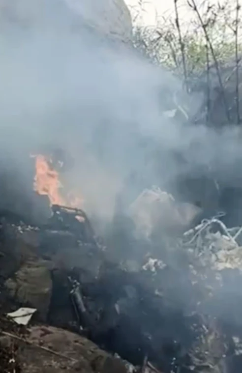 Máy bay rơi xuống núi rồi bốc cháy dữ dội, toàn bộ người trên khoang thiệt mạng