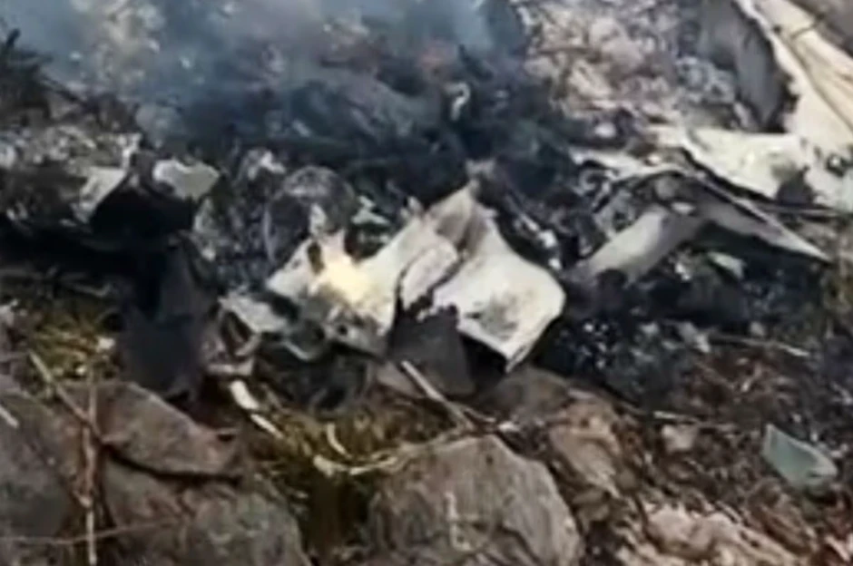 Máy bay rơi xuống núi rồi bốc cháy dữ dội, toàn bộ người trên khoang thiệt mạng
