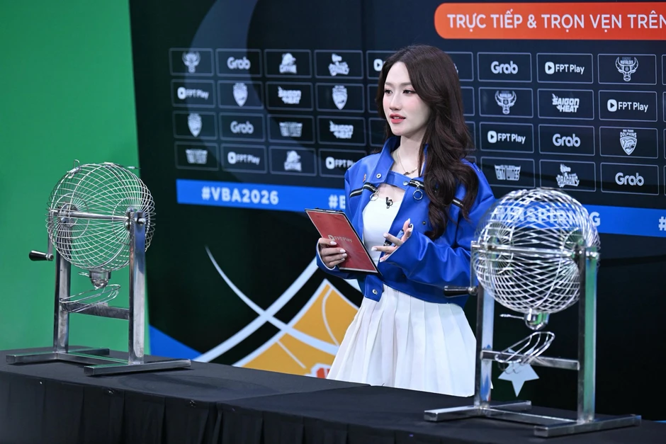 MC Linh Nắng "đổi style", khiến fan chỉ biết ngắm nhìn