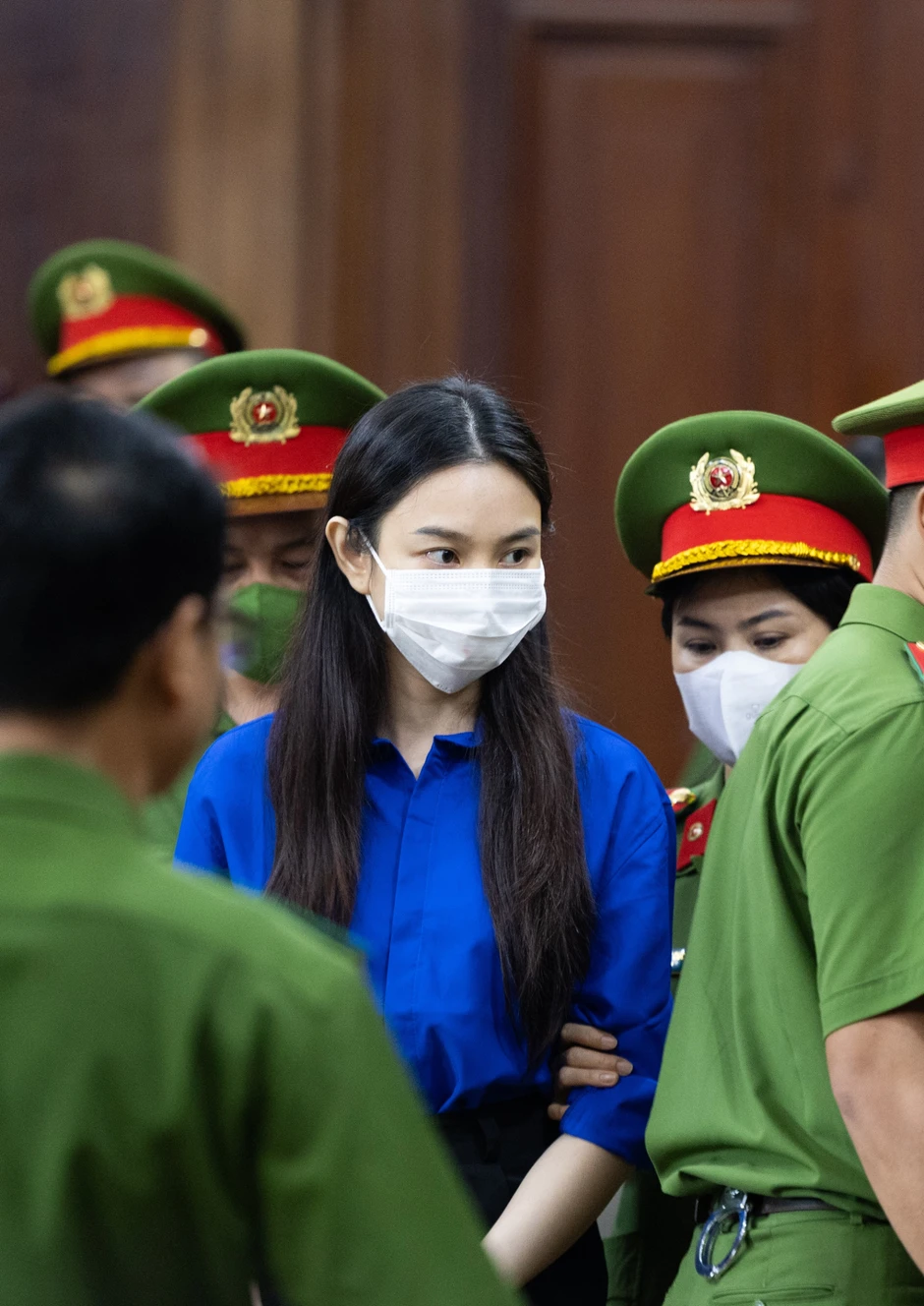 Mẹ dọn ra ở phòng trọ, còn bố Thuỳ Tiên giờ ra sao?