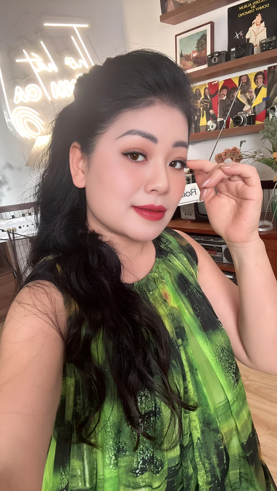 Mẹ đơn thân 4 con là "nữ hoàng nhạc đỏ" đình đám: "Hôm nay trời đẹp, em cũng xinh" Mẹ đơn thân 4 con là "nữ hoàng nhạc đỏ" đình đám: "Hôm nay trời đẹp, em cũng xinh"