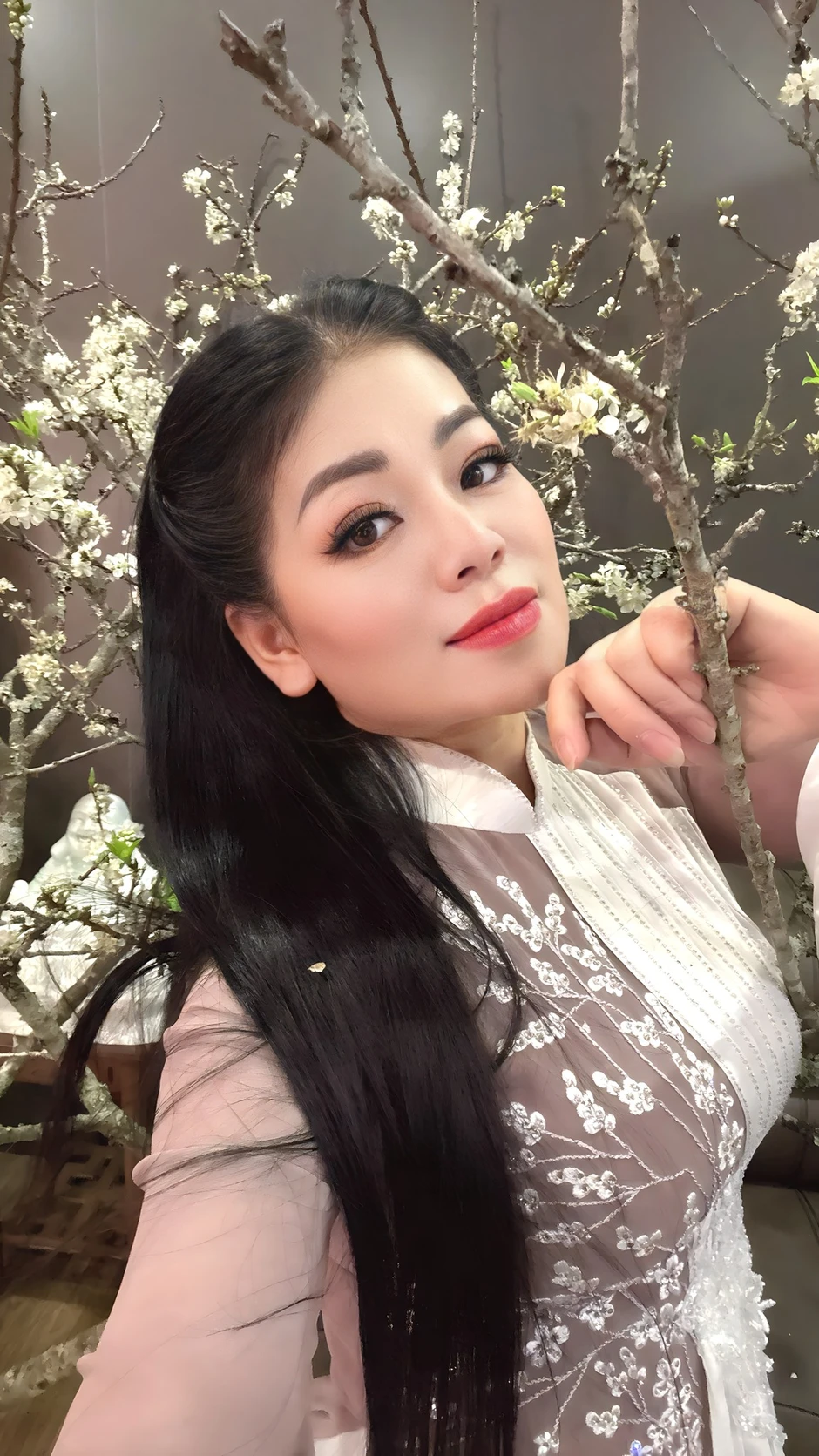 Mẹ đơn thân 4 con là "nữ hoàng nhạc đỏ" đình đám: "Hôm nay trời đẹp, em cũng xinh" Mẹ đơn thân 4 con là "nữ hoàng nhạc đỏ" đình đám: "Hôm nay trời đẹp, em cũng xinh"