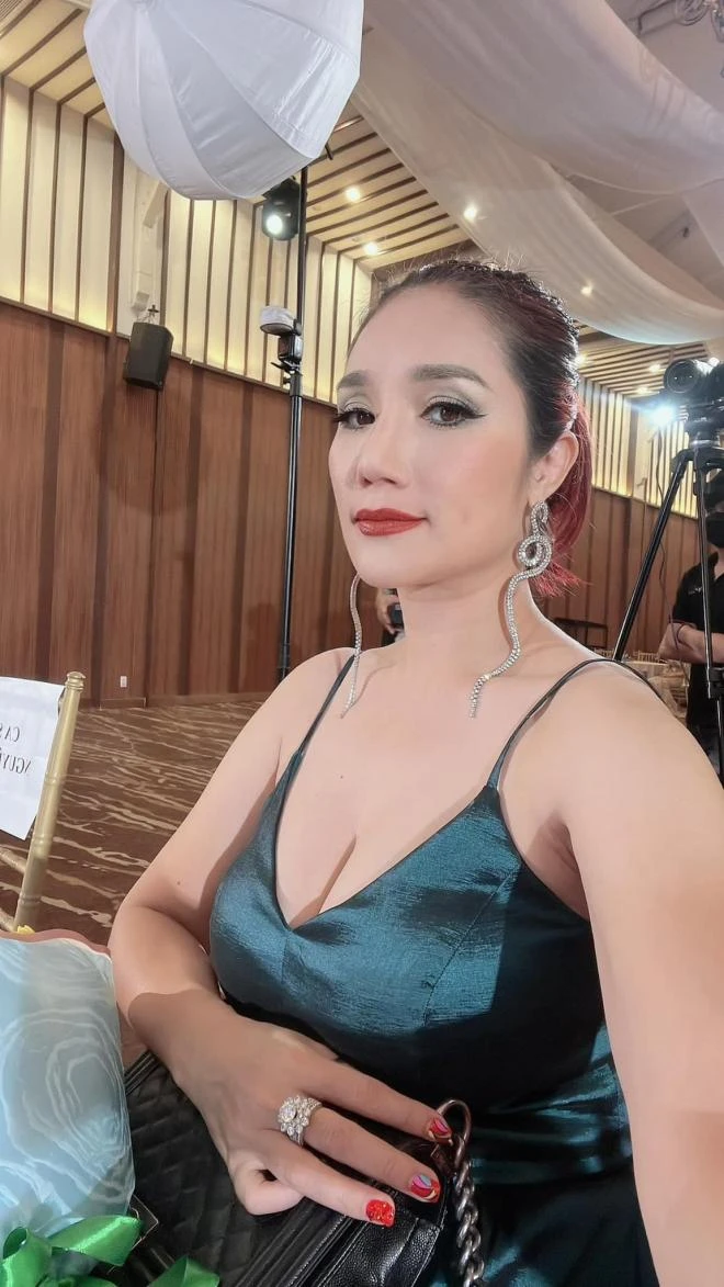 Mẹ đơn thân là NSƯT miền Nam đóng cửa quán cafe, bán đồ cũ: “Người ta nói tôi quá trời luôn”