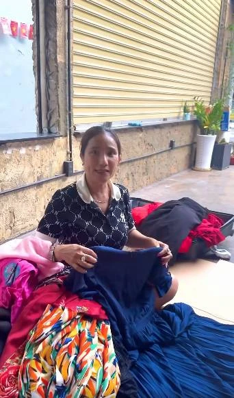 Mẹ đơn thân là NSƯT miền Nam đóng cửa quán cafe, bán đồ cũ: “Người ta nói tôi quá trời luôn”