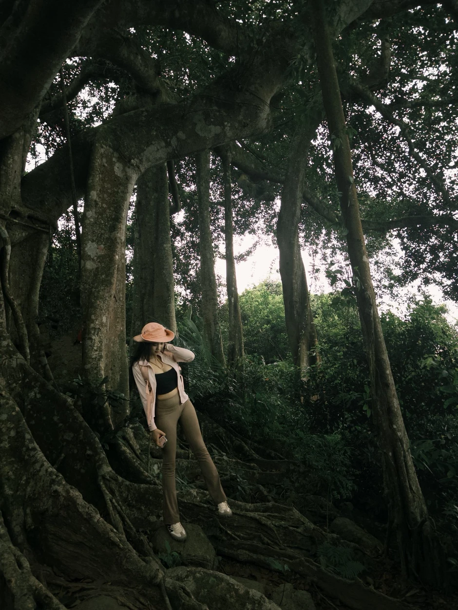 Mê mẩn với bộ ảnh Trekking đẹp như phim của hot girl xinh đẹp