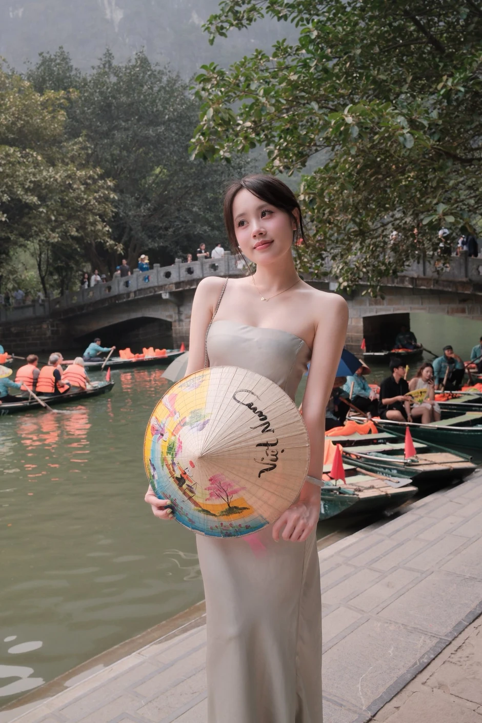 Mê mẩn với khung cảnh Tràng An non nước, qua bộ ảnh của hot girl xinh đẹp này