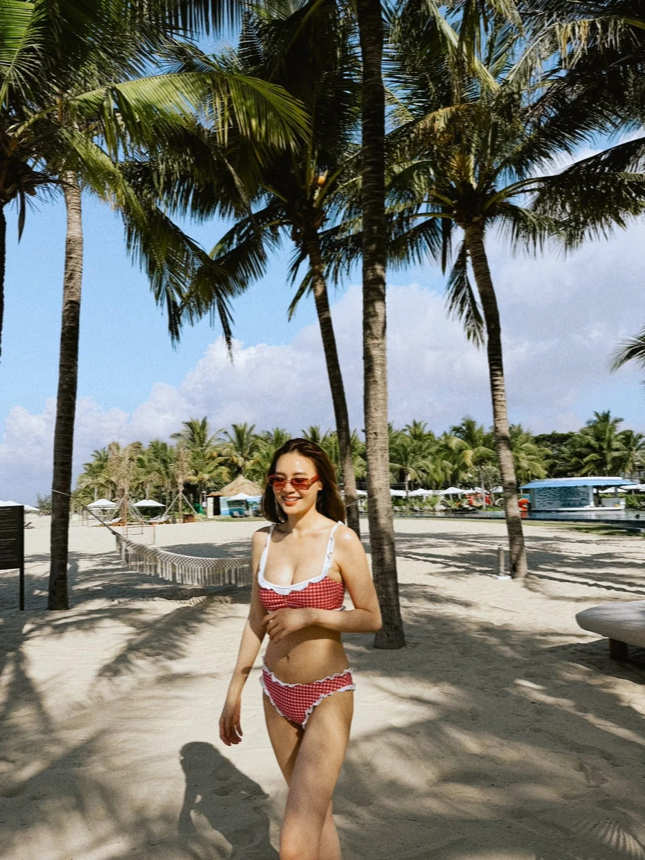 Mê tắm biển đến mức da "đổi màu", Ngọc nữ Liên Quân vẫn tự tin tung loạt ảnh bikini, khoe đường cong mướt mắt