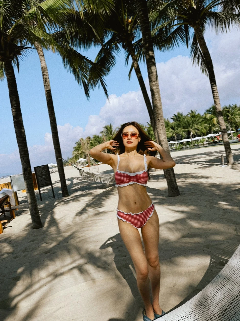 Mê tắm biển đến mức da "đổi màu", Ngọc nữ Liên Quân vẫn tự tin tung loạt ảnh bikini, khoe đường cong mướt mắt