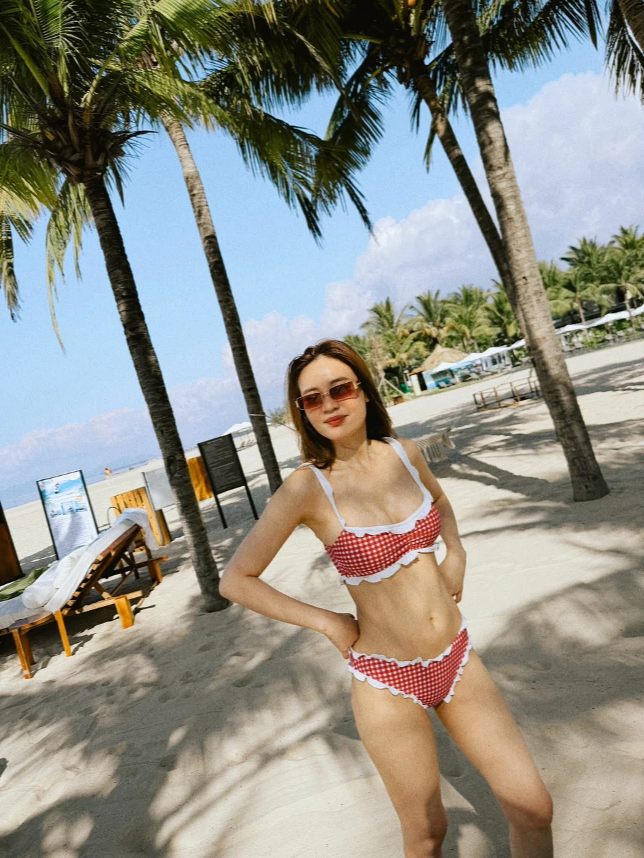 Mê tắm biển đến mức da "đổi màu", Ngọc nữ Liên Quân vẫn tự tin tung loạt ảnh bikini, khoe đường cong mướt mắt