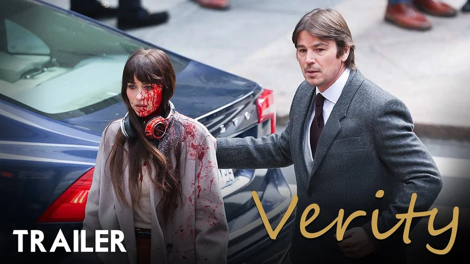 Mở mắt đúng cách là thấy Anne Hathaway hôn Dakota Johnson