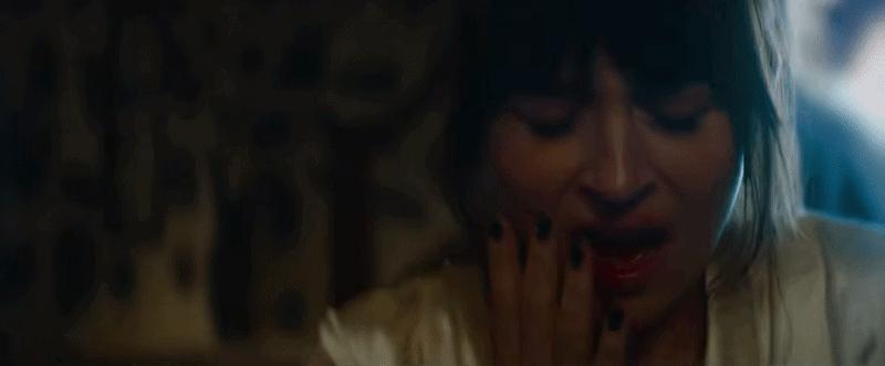 Mở mắt đúng cách là thấy Anne Hathaway hôn Dakota Johnson